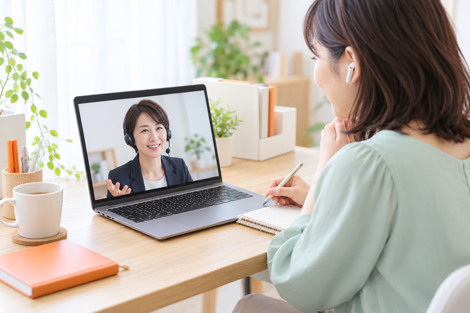 受講希望者が画面越しに相談担当と話すオンラインカウンセリングのイメージ