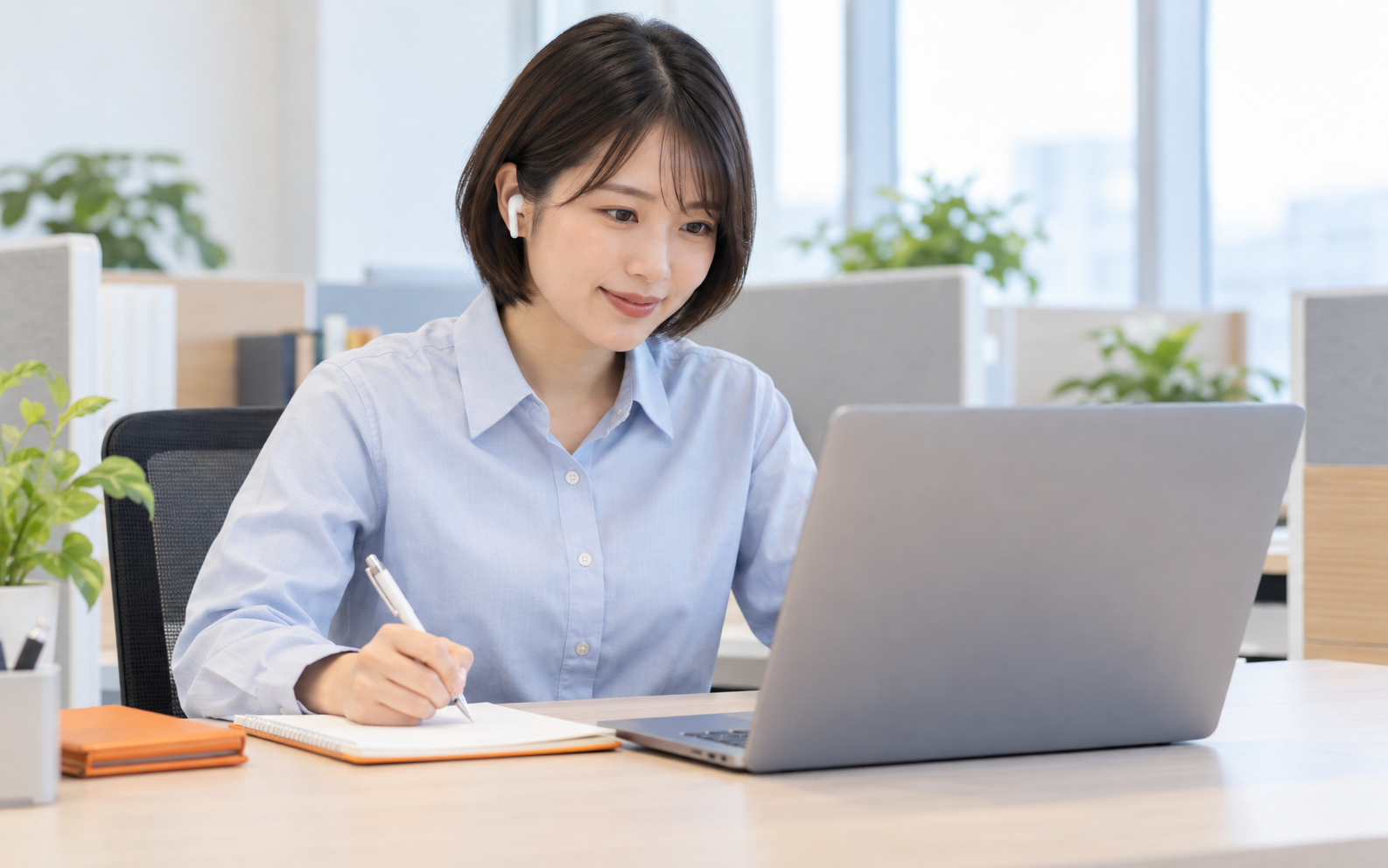 個別デスクでオンライン研修を受ける若手社員のイメージ